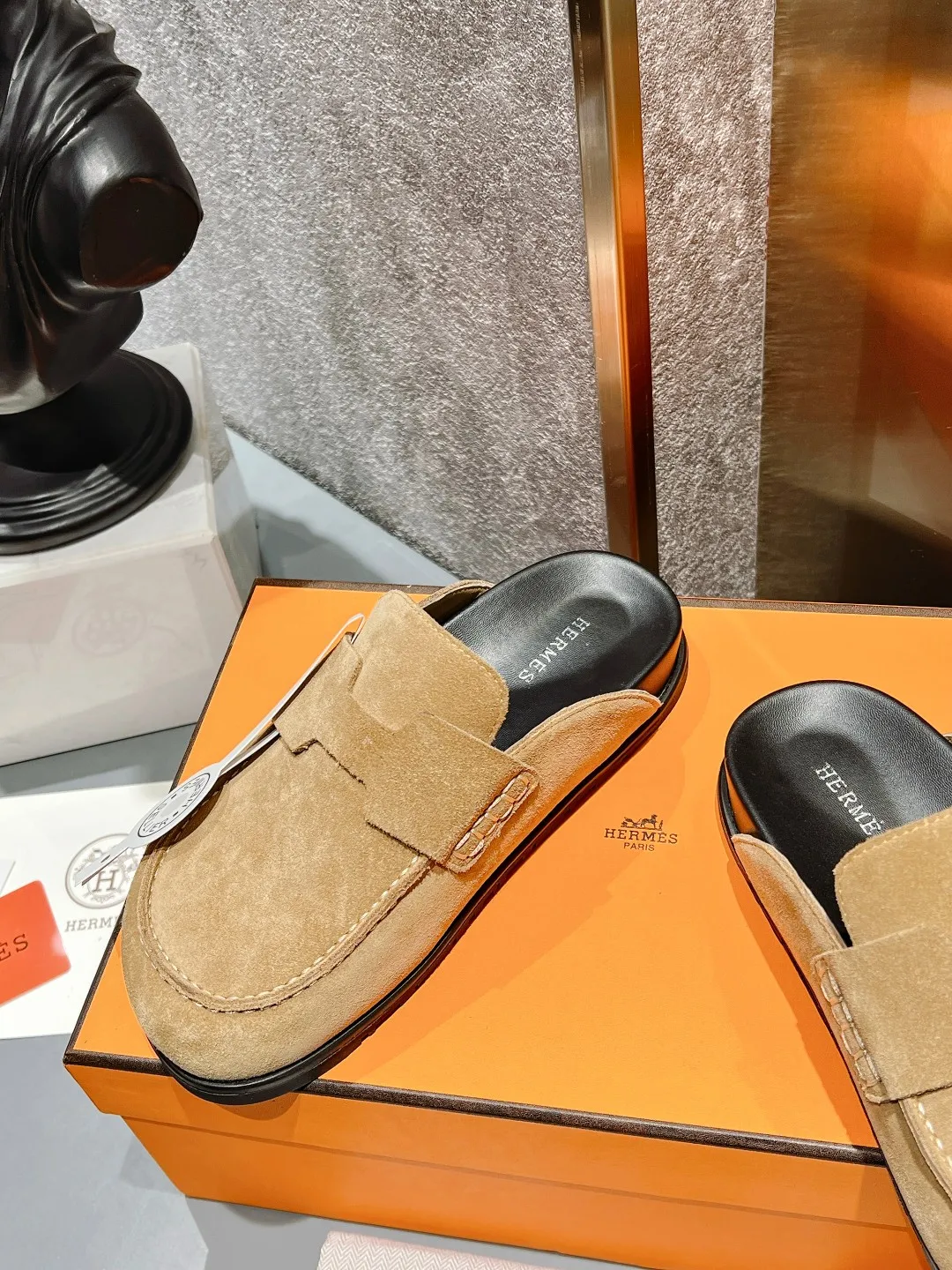 [H Family Hermès] P: 520💰 Size: Male 39-44 (45 customized) Female 35-40 (41 customized) HERMES Hermès' latest couple's cute Birkenstock slippers. Summer really needs versatile slippers. They look good no matter how you match them. They have a casual and high-end feel. The comfort is also great. They are paired with a variety of colorful socks. They are trendy. Hermès 2023 new half slippers are high quality. ●Upper: imported cow suede ●Inner lining: imported sheepskin ●Foot pads: imported mixed sheepskin ●Outsole: Tpu non-slip and wear-resistant outsole